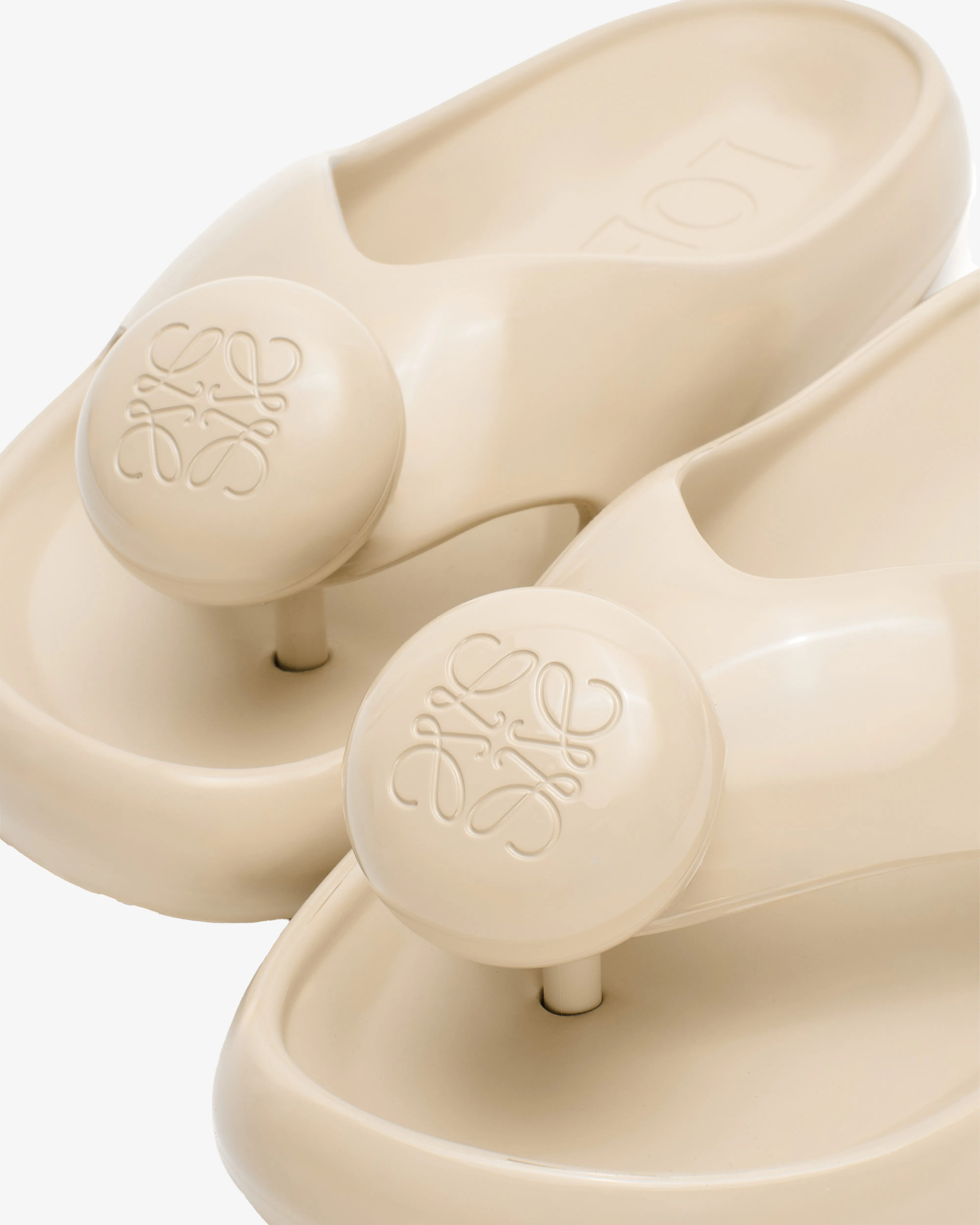 Loewe Women's Foam Pebble Toe Post Glossy  Light Powder
